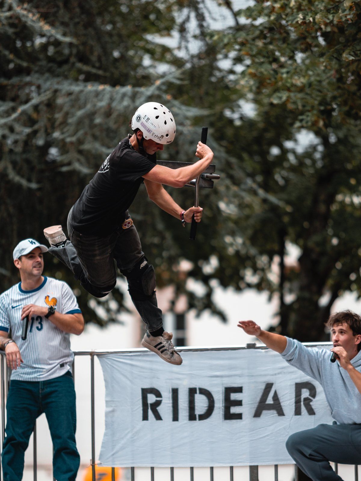 Rider casqué en pleine figure au-dessus de la banderole RIDEART pendant un contest