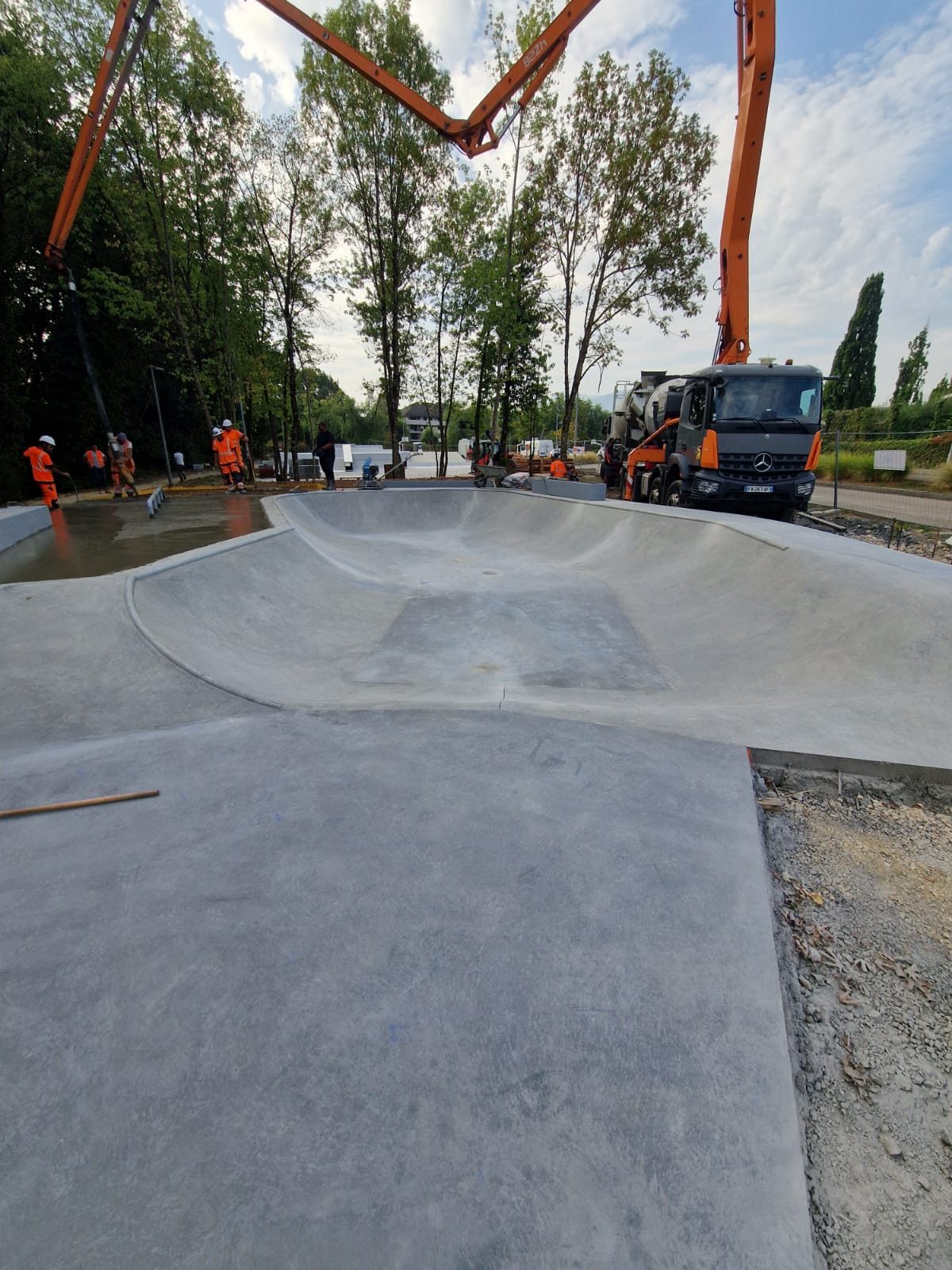 Coulage du béton du bowl à la pompe, en présence des équipes