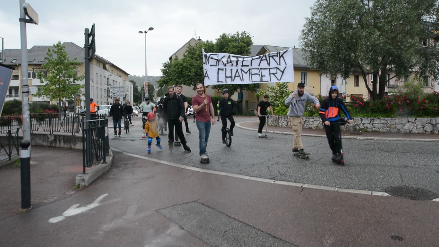 Déambulation des riders dans les rues de Chambéry pour réclamer un skatepark