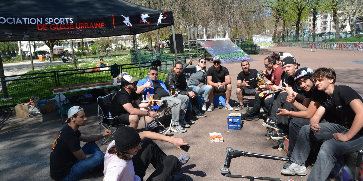 Pause conviviale sous le barnum de l'association au skatepark
