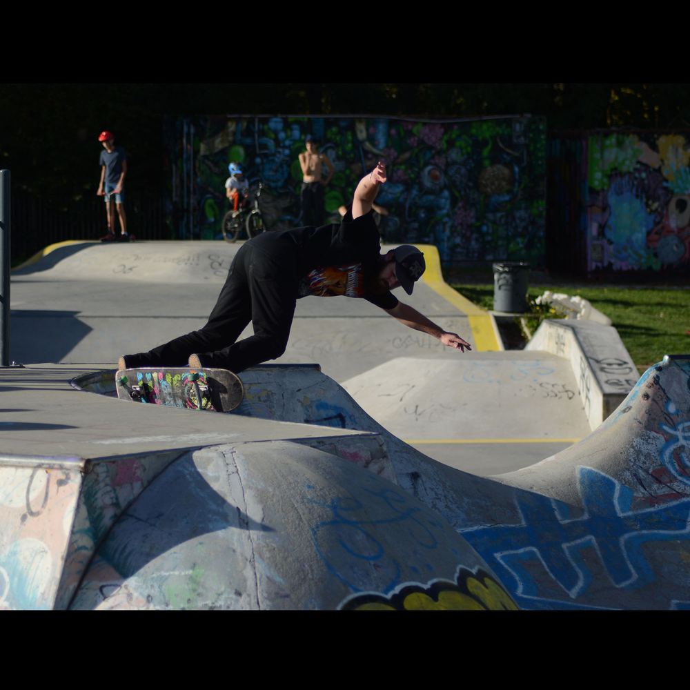 Skateur dans un bowl couvert de graffitis