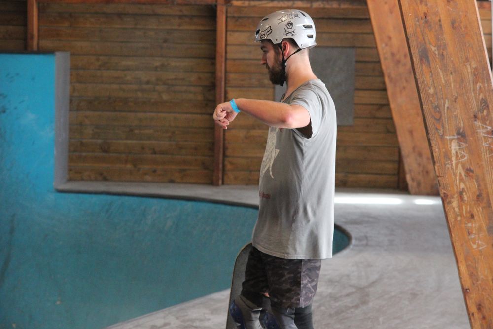Portrait d'un rider en roller dans le bowl