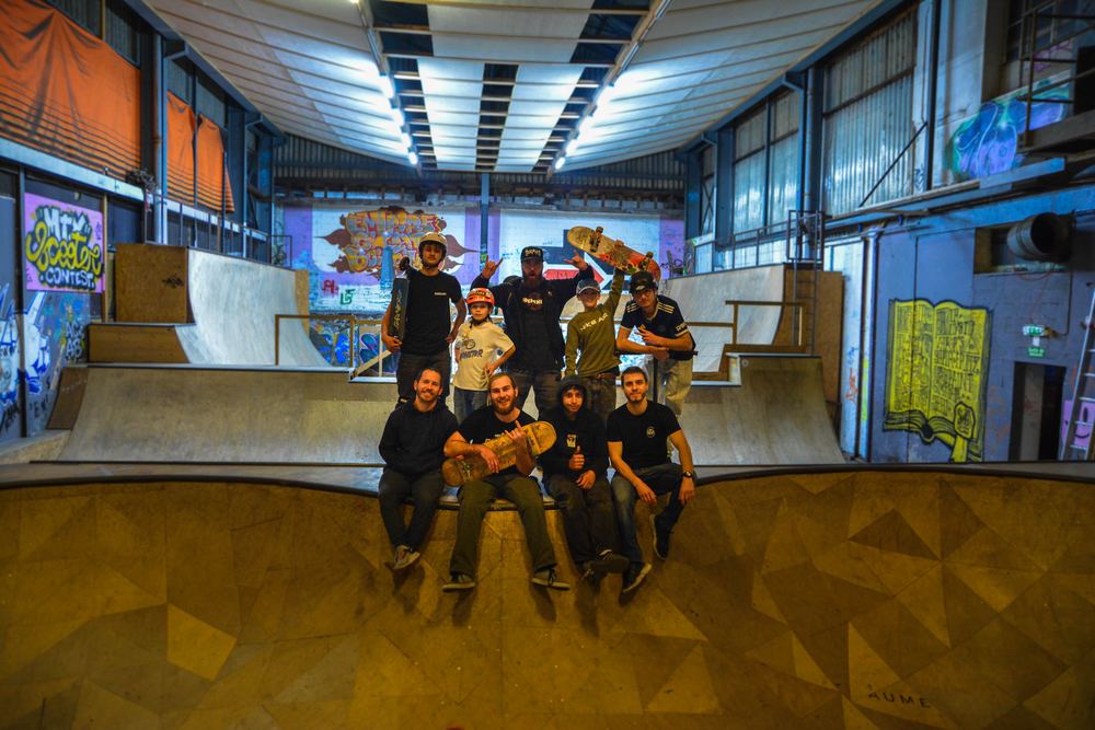 Groupe de riders dans un skatepark couvert
