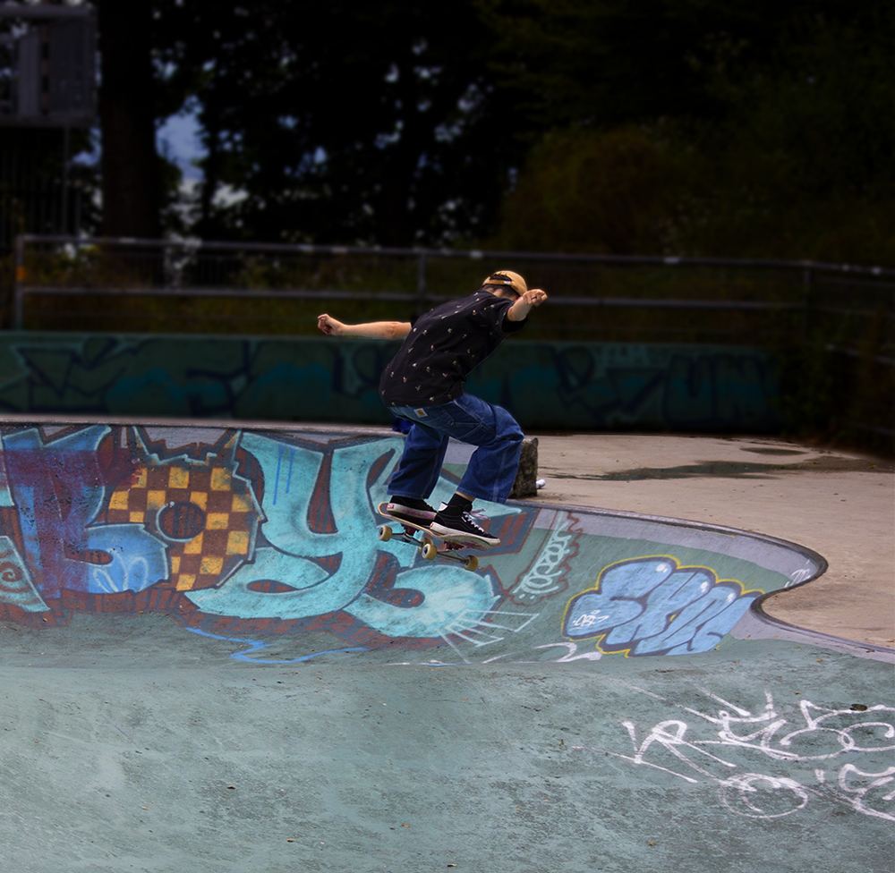 Skateur en action sur le bord du bowl