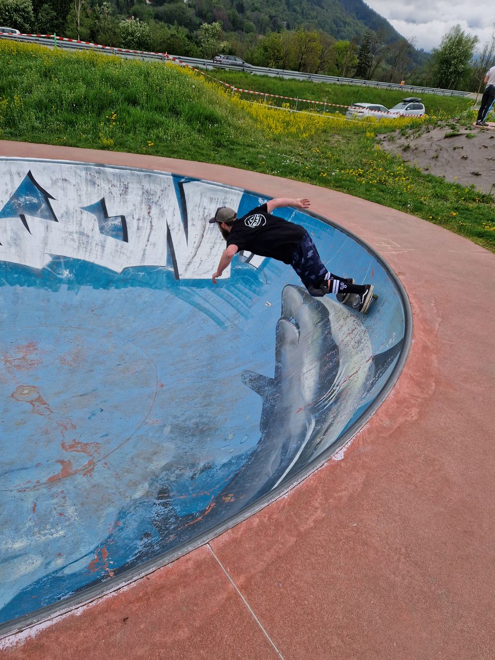 Skateur dans un bowl de piscine