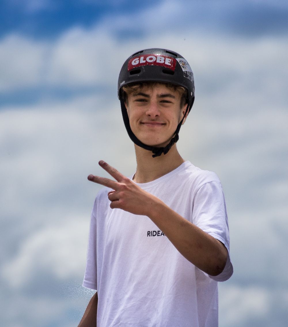 Portrait d'un jeune rider casqué